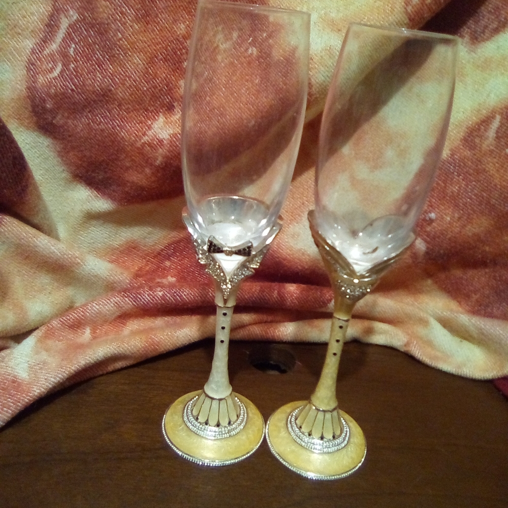 TR heavy bridal and groom champagne tall glasses with outfits